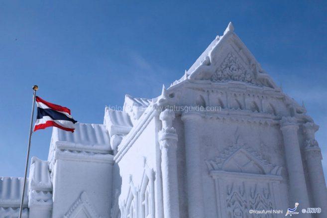 ครั้งหนึ่งที่เวทีหลักเคยมีการปั้นหิมะเป็นรูปวัดเบญจมบพิตรของไทยด้วย