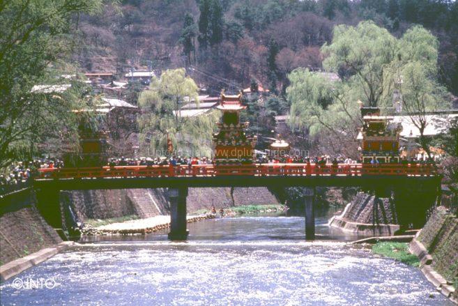 เทศกาล Takayama Spring Festival ซึ่งจัดในฤดูใบไม้ผลิ