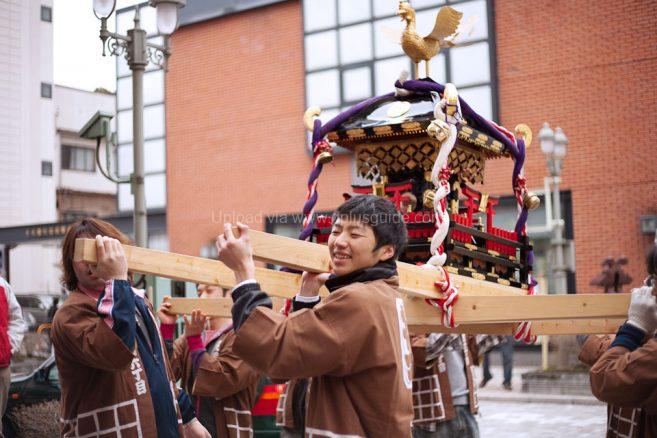 ขบวนแห่ศาลเจ้าเคลื่อนที่ (mikoshi) ขบวนแห่ศาลเจ้าเคลื่อนที่ (mikoshi)